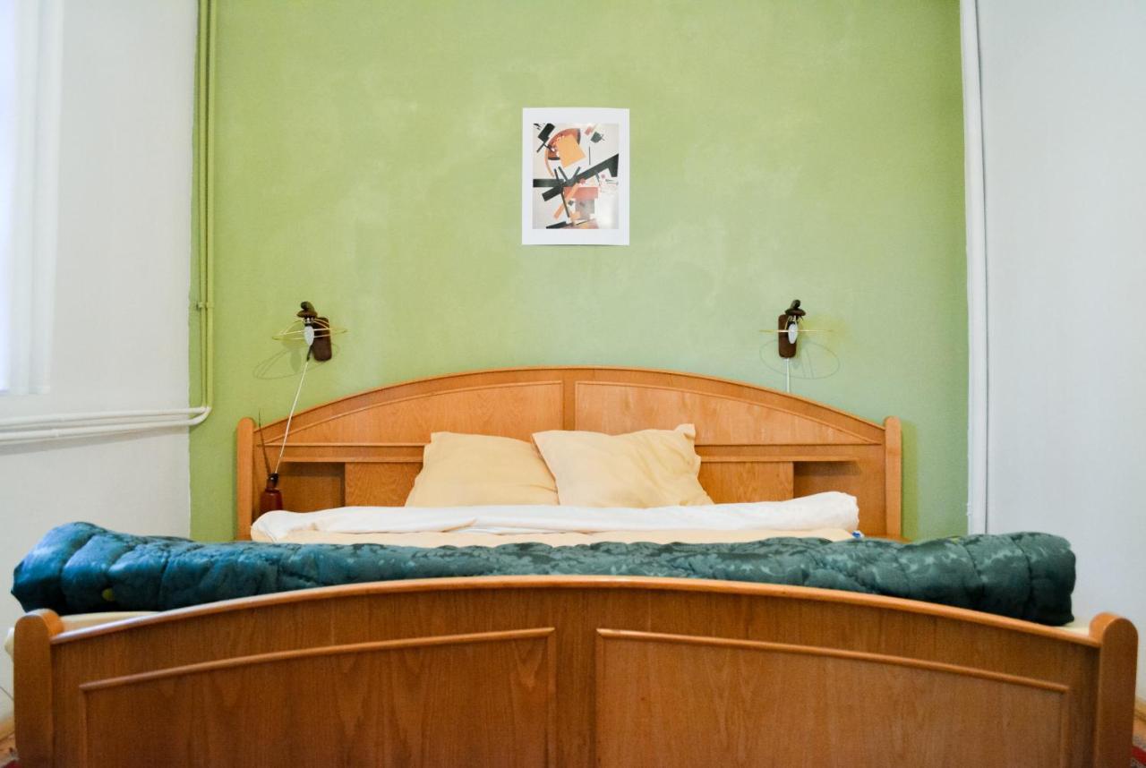 Grandpa's Hidden Crib, 6 Bedroom, Pet Friendly Chaletu Sinaia