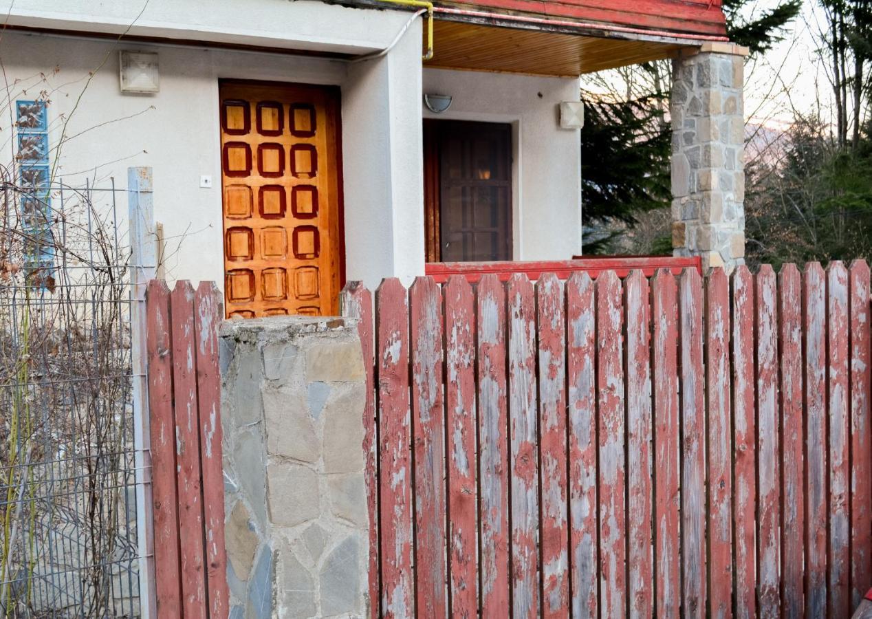 Chaletu Grandpa's Hidden Crib, 6 Bedroom, Pet Friendly *